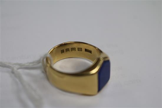 A 1930s 18ct gold and lapis lazuli set signet ring, with shield shaped stone, size Q.